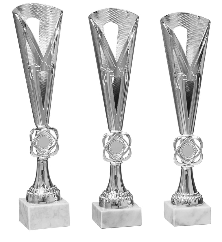Drei große, silberne Trophäen mit aufwendigen Verzierungen auf weißen Marmorsockeln, nebeneinander ausgestellt wie wertvolle Pokale der Kemptener 3-er Pokalserie 347 mm – 367 mm der Spitzenklasse.