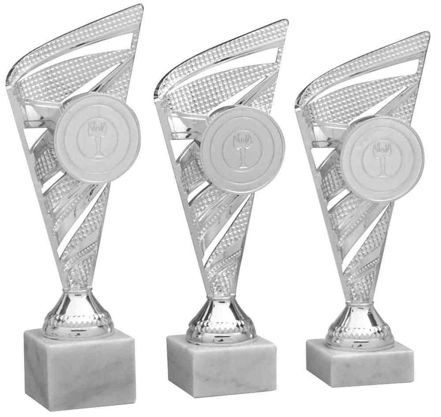 Drei silberne Pokale Oranienburg 3-er Pokalserie 218 mm - 240 mm PK758890-3-E50 mit exklusivem Design auf weißem Sockel sind in einer Reihe präsentiert, perfekt als prestigeträchtiges Geschenk.