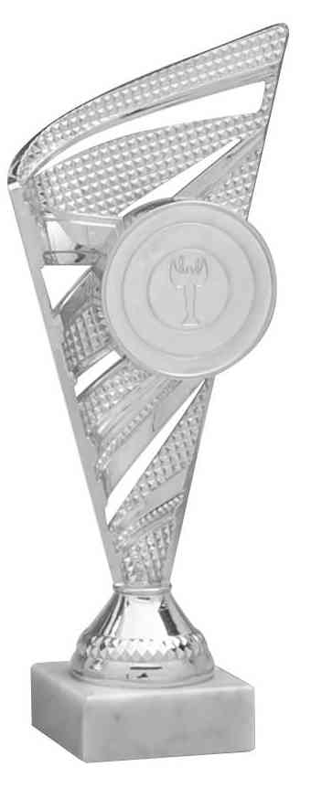 Ein Pokal Oranienburg 3-er Pokalserie 218 mm - 240 mm PK758890-3-E50 mit einem exklusiven Design, bestehend aus einer geometrischen Struktur und einem kreisförmigen Emblem, montiert auf einem Sockel aus weißem Marmor.