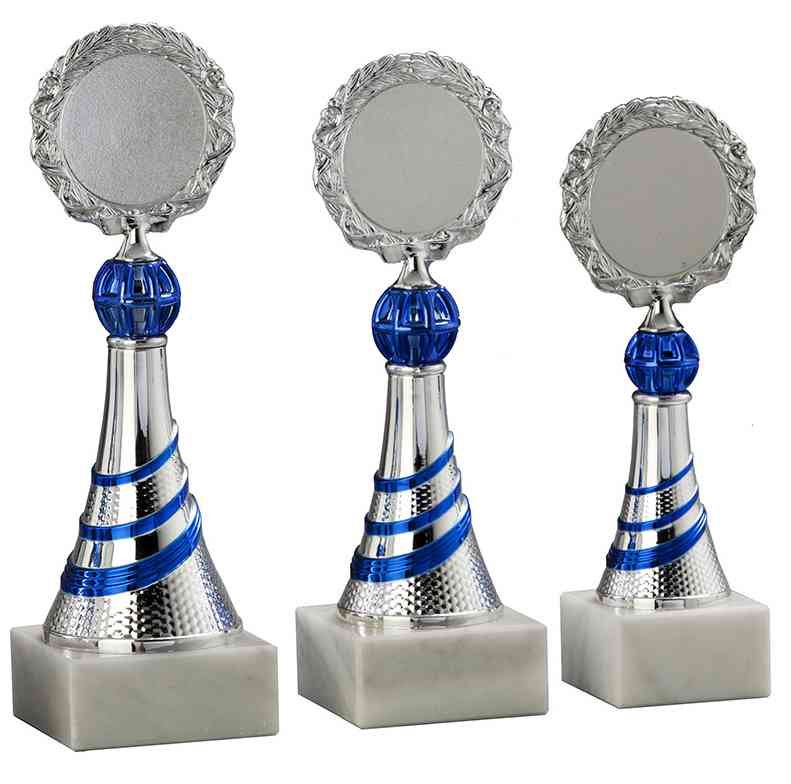 Drei silberne Pokale Weimar 3-er Pokalserie 195 mm – 228 mm PK758970-3-E50 in unterschiedlichen Höhen mit blauen Akzenten und weißem Marmorsockel. Sie präsentieren ein exklusives Design, perfekt für ein unvergessliches Geschenk.