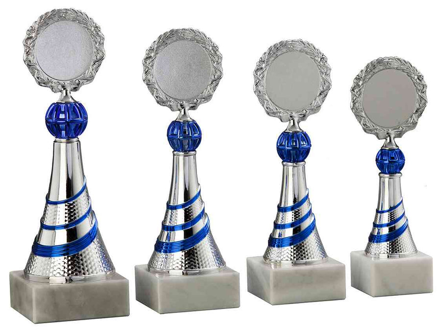 Vier silberne Pokale Rüsselsheim 4-er Pokalserie 195 mm – 247 mm PK758970-4-E50 mit blauen Akzenten und leeren runden Plaketten auf Marmorsockeln werden in einer Reihe von der größten zur kleinsten angezeigt und präsentieren ihr exklusives Design.