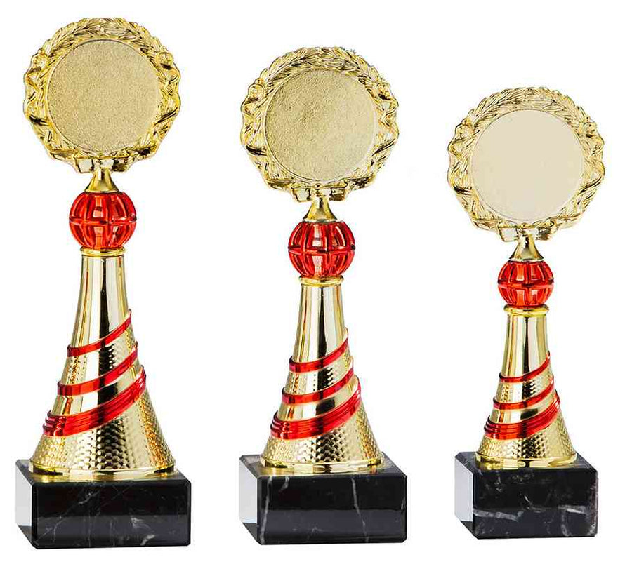 Drei goldene Pokale Kerpen 3-er Pokalserie 195 mm - 228 mm PK758980-3-E50 mit leeren, runden Platten an der Oberseite, mit roten Akzenten und schwarzen Sockeln, in abgestuften Größen von links nach rechts angeordnet.