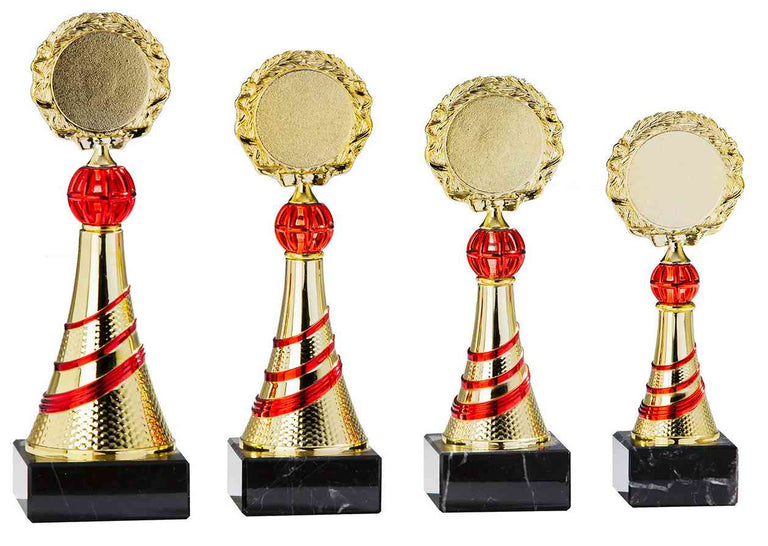 Vier Pokale Herford 4-er Pokalserie 195 mm – 247 mm, Trophäen in unterschiedlichen Höhen mit roten Akzenten und schwarzen Sockeln.