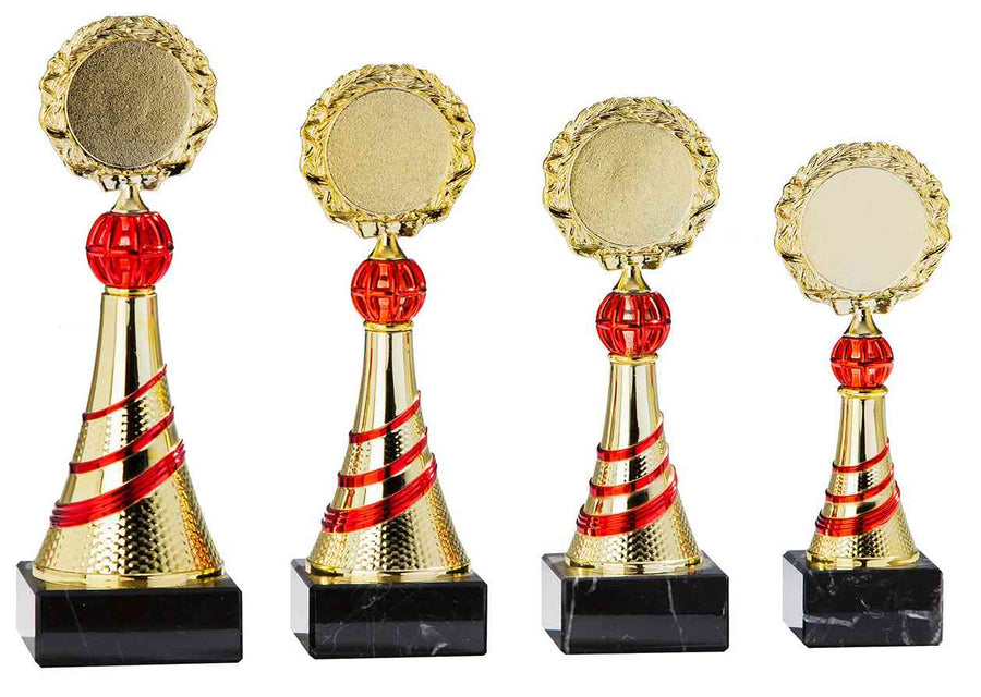Vier Pokale Herford 4-er Pokalserie 195 mm – 247 mm PK758980-4-E50, Trophäen in unterschiedlichen Höhen mit roten Akzenten und schwarzen Sockeln.