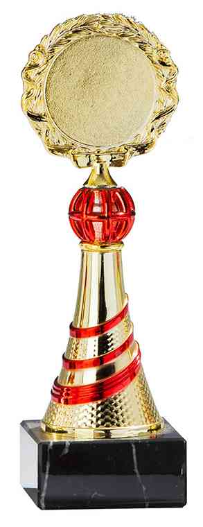 Ein goldener Pokal Herford 4-er Pokalserie 195 mm – 247 mm PK758980-4-E50 mit einer runden Spitze, die mit einem Lorbeerkranz verziert ist, einer roten Kugel in der Mitte und einem rot gestreiften goldenen Kegelfuß, steht stolz auf einer schwarzen quadratischen Plattform.