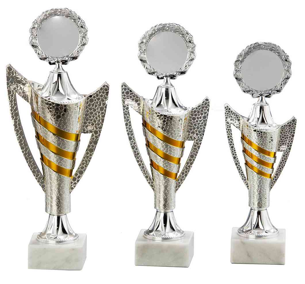 Drei silberne Trophäen unterschiedlicher Höhe mit goldenen Akzenten und Sockeln aus weißem Marmor, aus hochwertigem Material gefertigt und als prestigeträchtige Auszeichnung verliehen, nebeneinander angeordnet: Pokale Detmold 3-er Pokalserie 265 mm - 310 mm PK758990-3-E50.