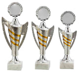 Drei silberne Trophäen unterschiedlicher Höhe mit goldenen Akzenten und Sockeln aus weißem Marmor, aus hochwertigem Material gefertigt und als prestigeträchtige Auszeichnung verliehen, nebeneinander angeordnet: Pokale Detmold 3-er Pokalserie 265 mm - 310 mm
