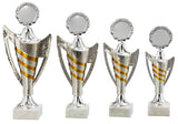 Vier silberne und goldene Trophäen in unterschiedlichen Höhen, jede mit runder Spitze, Marmorsockel und strukturiertem Schilddesign aus hochwertigem Material. Diese exquisiten Pokale Dorsten 4-er Pokalserie 265 mm - 341 mm stellen den Höhepunkt der Auszeichnung dar.