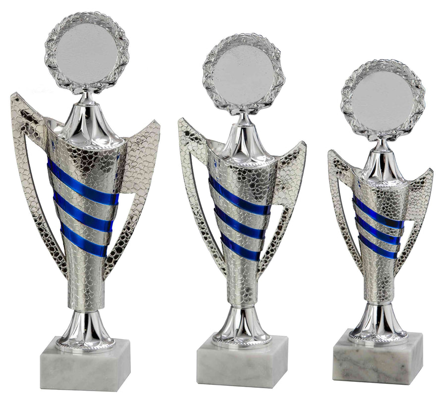 Drei silberne Pokale Arnsberg 3-er Pokalserie 265 mm – 310 mm PK759000-3-E50 in unterschiedlichen Höhen, jeweils mit einem blauen Band um die Mitte, montiert auf weißen Sockeln.