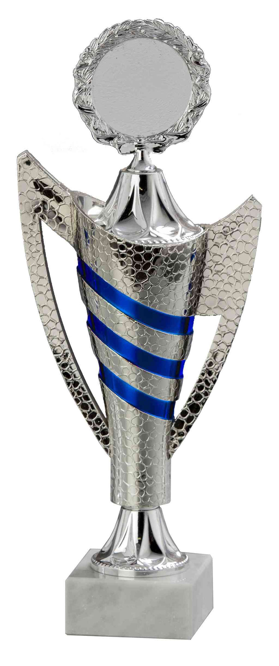 Ein silberner Pokal Bayreuth 4-er Pokalserie 265 mm – 341 mm PK759000-4-E50 mit blauen Akzenten und einer leeren runden Plakette, montiert auf einem weißen Marmorsockel, mit exklusivem Design., pokale Bayreuth, pokalen