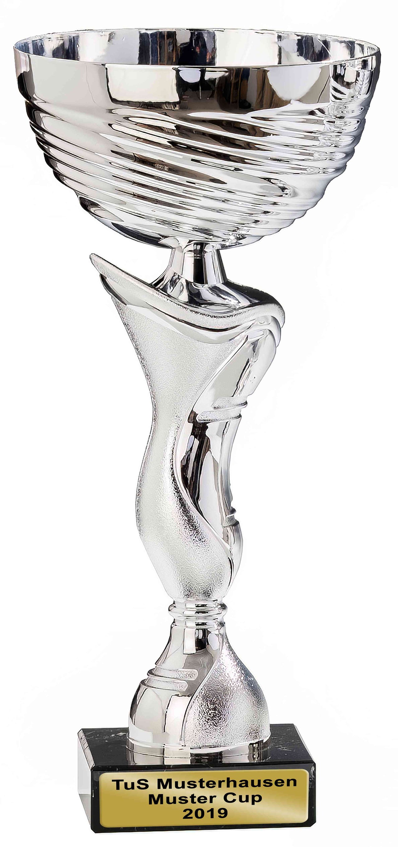 Ein silberner Pokal Paderborn 4-er Pokalserie 240 mm – 278 mm PK759070-4 mit der Gravur „TuS Musterhausen Muster Cup 2019“ auf einer am Boden angebrachten Plakette.