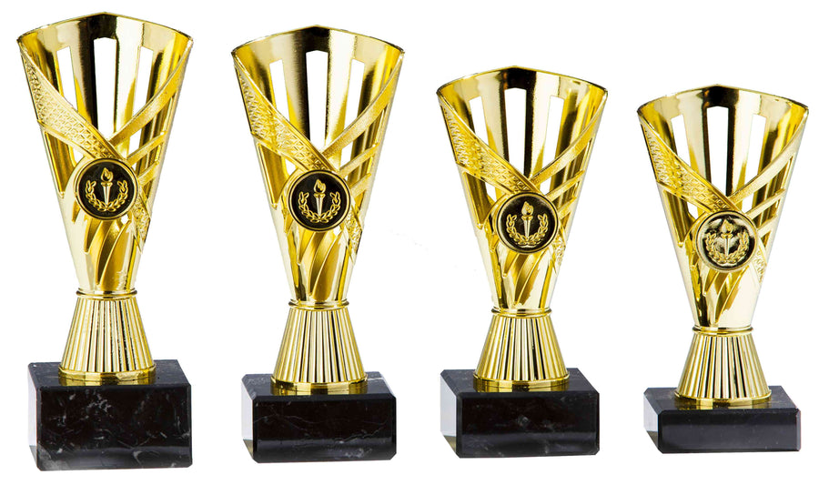 Vier goldene Trophäen mit schwarzem Marmorsockel, jede mit einem einzigartigen Emblem auf der Vorderseite, ergeben die perfekte Pokale Neuwied 4-er Pokalserie 160 mm - 200 mm PK759150-4-E25-Kollektion.