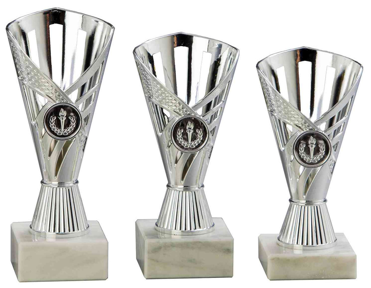 Drei silberne Pokale Grevenbroich 3-er Pokalserie 160 mm – 190 mm PK759160-3-E25 in verschiedenen Größen mit dekorativen Mustern und Marmorsockeln, isoliert auf weißem Hintergrund.