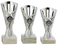 Thumbnail for Drei silberne Pokale Grevenbroich 3-er Pokalserie 160 mm – 190 mm PK759160-3-E25 in verschiedenen Größen mit dekorativen Mustern und Marmorsockeln, isoliert auf weißem Hintergrund.