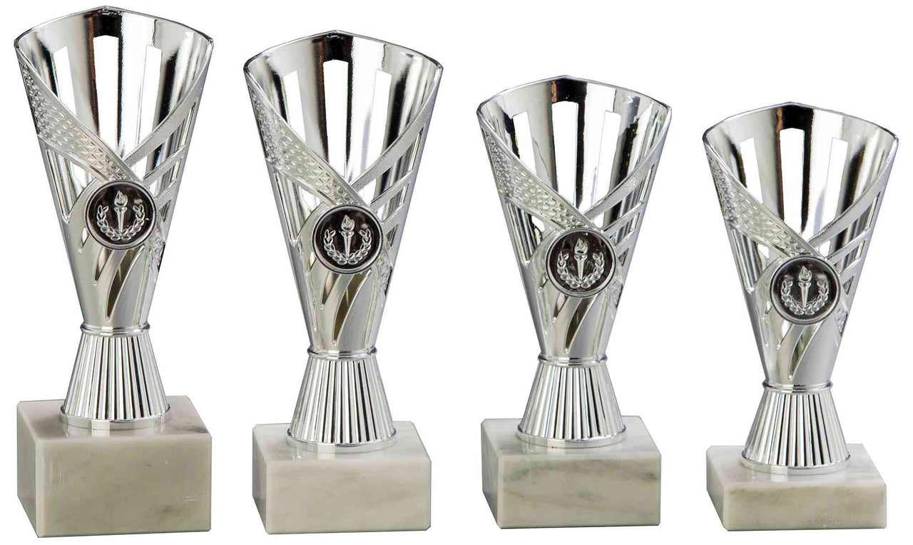 Vier identische silberne Trophäen mit ausgestellter Oberseite und zylindrischer Basis, jede auf einem quadratischen weißen Marmorsockel montiert, dienen als elegante Pokale Sindelfingen 4-er Pokalserie 160 mm - 200 mm PK759160-4-E25.