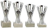 Vier identische silberne Trophäen mit ausgestellter Oberseite und zylindrischer Basis, jede auf einem quadratischen weißen Marmorsockel montiert, dienen als elegante Pokale Sindelfingen 4-er Pokalserie 160 mm - 200 mm