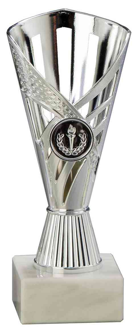 Ein glänzender silberner Pokal Grevenbroich 3-er Pokalserie 160 mm – 190 mm PK759160-3-E25 mit dekorativen Ausschnitten und einem runden Emblem, montiert auf einem quadratischen weißen Sockel.