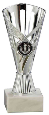 Thumbnail for Ein glänzender silberner Pokal Grevenbroich 3-er Pokalserie 160 mm – 190 mm mit dekorativen Ausschnitten und einem runden Emblem, montiert auf einem quadratischen weißen Sockel.