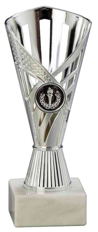 Thumbnail for Ein glänzender silberner Pokal Grevenbroich 3-er Pokalserie 160 mm – 190 mm PK759160-3-E25 mit dekorativen Ausschnitten und einem runden Emblem, montiert auf einem quadratischen weißen Sockel.