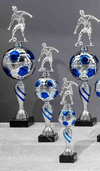 Thumbnail for Fünf Fußball-Figuren der 4er-Serie 313 mm – 403 mm PK759260-4 mit silbernen Figuren auf Fußballdesigns, blauen Akzenten auf Bällen und Stäben, unterschiedlichen Höhen – gefertigt aus hochwertigem Material und mit exklusivem Design.