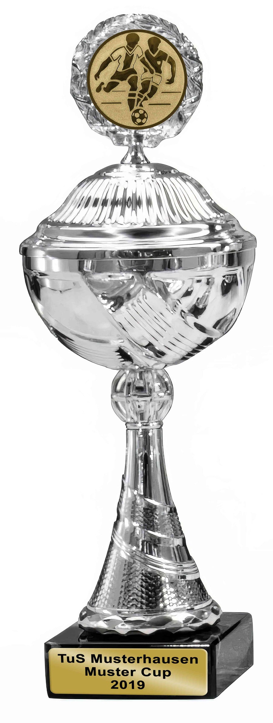Ein Pokal Halle, 10-er Pokalserie mit Deckel 253 mm – 362 mm PK759360-10-E50 mit einer eingravierten Platte mit der Aufschrift „TuS Musterhausen Muster Cup 2019“ und einem goldenen Emblem mit Fußballspielern an der Spitze. Das exklusive Design macht ihn zu einer begehrten Auszeichnung.