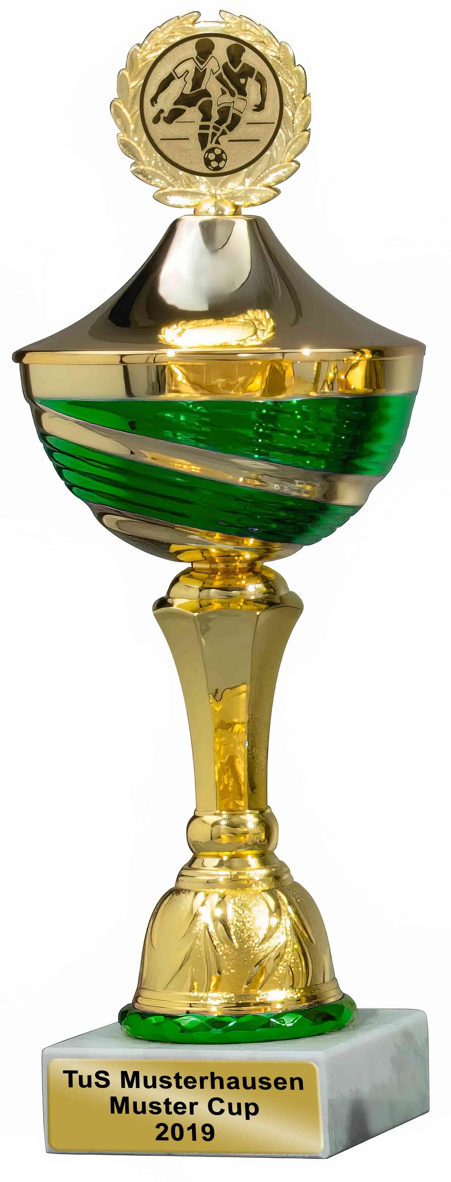Ein gold-grüner Pokal Oberhausen, 10er Pokalserie mit Deckel 267 mm – 450 mm PK759570-10-E50 mit einem Marmorsockel mit der Gravur „TuS Musterhausen Muster Cup 2019.“ Auf der Oberseite ist ein Fußballemblem angebracht, was es zu einem geschätzten Erinnerungsstück macht.