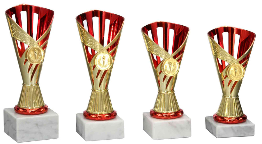 Vier gold-rote Pokale Rosenheim 4-er Pokalserie 167 mm – 208 mm PK759660-4-E25 mit weißem Marmorsockel, jede mit einem runden Medaillon in der Mitte.