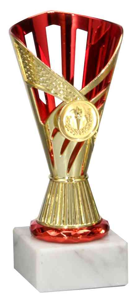 Ein Pokal Rosenheim 4-er Pokalserie 167 mm – 208 mm PK759660-4-E25 mit vertikalen Ausschnitten auf einem Sockel aus weißem Marmor und einem runden Emblem mit Lorbeer in der Mitte.