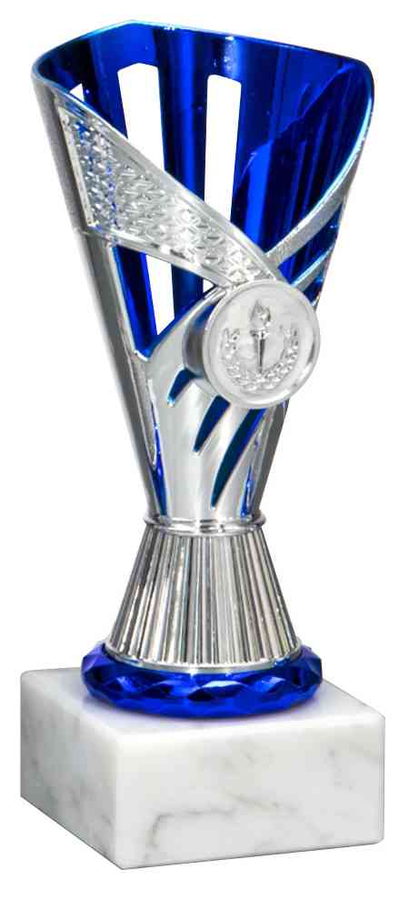 Ein blau-silberner Pokal Neubrandenburg 4-er Pokalserie 167 mm – 208 mm PK759670-4-E25 mit weißem Sockel und einem exquisiten Emblem in der Mitte, gefertigt aus hochwertigem Material.