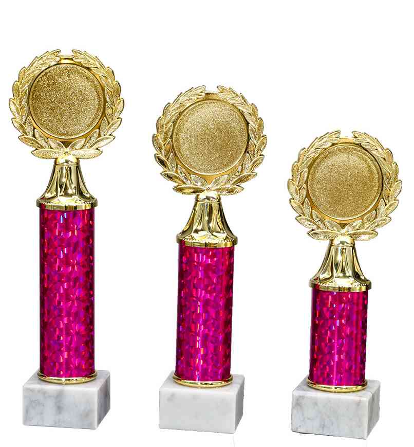 Drei goldene Pokale Aalen 3-er Pokalserie 213 mm - 268 mm PK759700-3-E50 mit Lorbeerkranzmotiven, montiert auf roten zylindrischen Sockeln und weißen quadratischen Podesten, in aufsteigender Höhe angeordnet. Diese aus hochwertigem Material gefertigten Trophäen verfügen über ein exklusives Design, das perfekt für jede prestigeträchtige Veranstaltung ist.