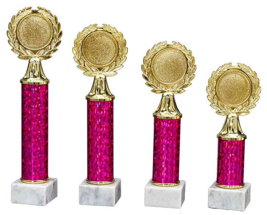 Vier goldene und rosa Pokale Fulda 4-er Pokalserie 213 mm – 294 mm PK759700-4-E50 mit Marmorsockeln, in exklusivem Design gestaltet und aus hochwertigem Material gefertigt, in aufsteigender Höhe von links nach rechts angeordnet.