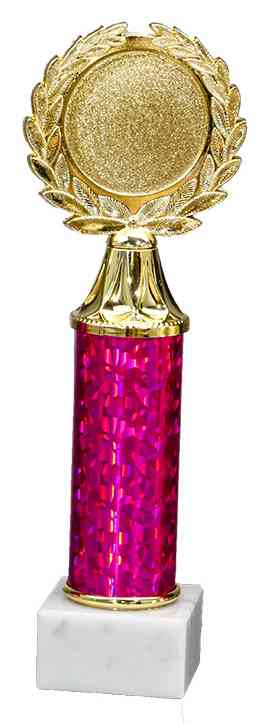 Ein goldener Pokal Fulda 4er Pokalserie 213 mm - 294 mm PK759700-4-E50 mit leerer, runder Oberseite und Lorbeerkranzdekor, montiert auf einer leuchtend rosa Säule und einem weißen Sockel, mit exklusivem Design aus hochwertigem Material.