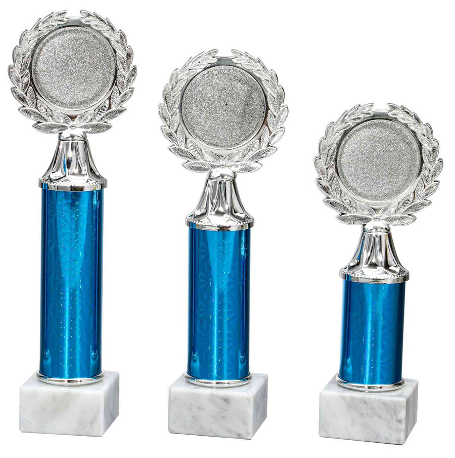 Drei silberne und blaue Pokale Dinslaken 3-er Pokalserie 213 mm – 268 mm PK759710-3-E50 mit leeren runden Plaketten, geschmückt mit Lorbeerkränzen, stehend auf Marmorsockeln unterschiedlicher Höhe.