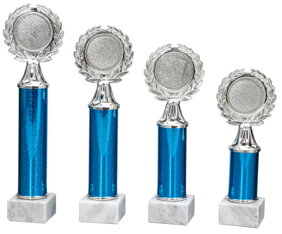 Vier blaue und silberne Pokale der Lippstadt 4-er Pokalserie 213 mm – 294 mm PK759710-4-E50 mit Lorbeerkranz-Aufsätzen, in absteigender Reihenfolge der Höhe angeordnet, jeweils aus hochwertigem Material gefertigt und mit einem Marmorsockel versehen.