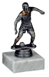 Thumbnail for Eine kleine Fußballfigur der 3er Serie 120 mm eines Fußballspielers in Bewegung, montiert auf einem quadratischen weißen Marmorsockel, aus hochwertigem Material gefertigt und mit exklusivem Design.
