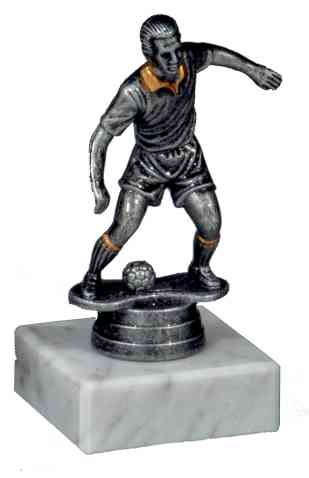 Eine kleine Fußballfigur der 3er Serie 120 mm eines Fußballspielers in Bewegung, montiert auf einem quadratischen weißen Marmorsockel, aus hochwertigem Material gefertigt und mit exklusivem Design.