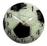 Die Trophäe Fußball Uhr 150 mm ist eine fußballbezogene Wanduhr mit schwarzen Zahlen und weißen Zeigern um 10:10 Uhr - ein ideales Geschenk oder ein Ehrenpreis für jeden Fußballfan.