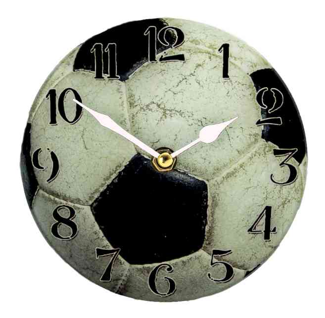 Die Trophäe Fußball Uhr 150 mm ist eine fußballbezogene Wanduhr mit schwarzen Zahlen und weißen Zeigern um 10:10 Uhr - ein ideales Geschenk oder ein Ehrenpreis für jeden Fußballfan.