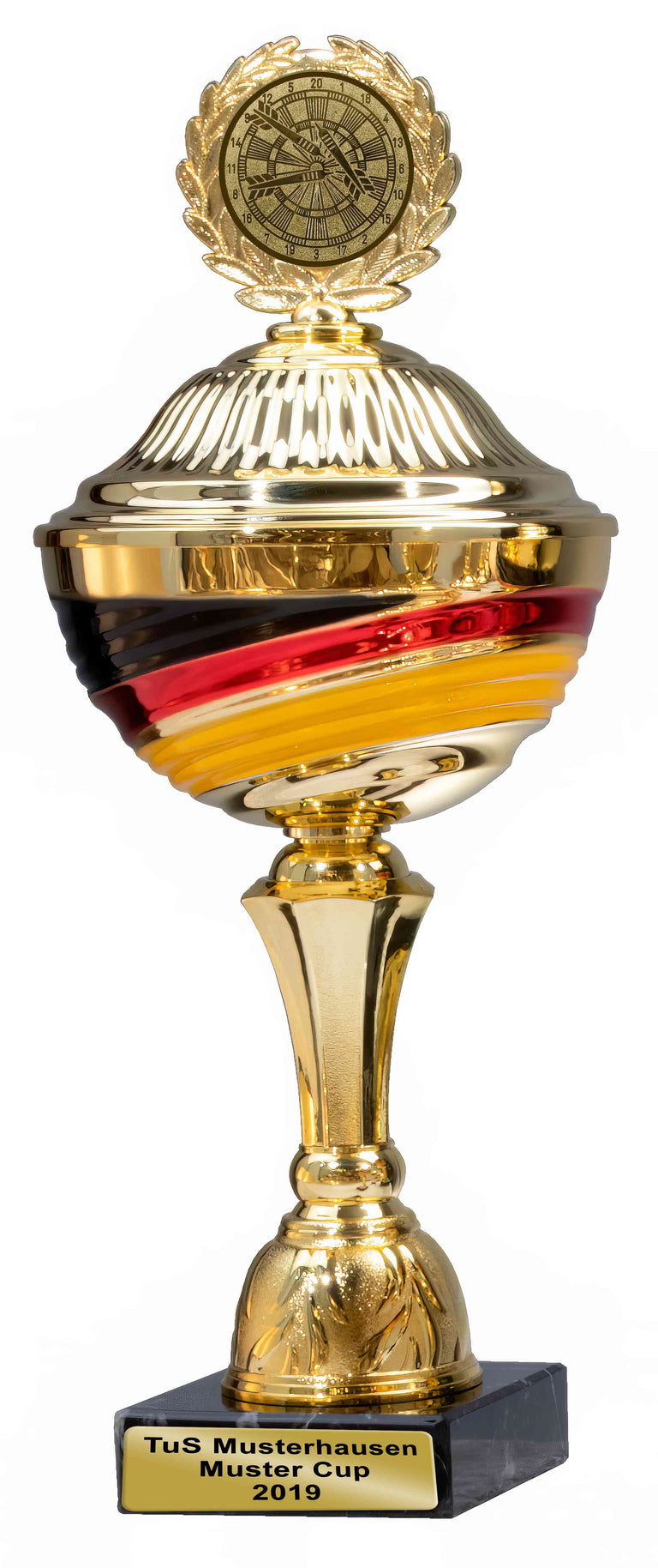 Pokale Düsseldorf – goldener Pokal mit Deckel und schwarz-rot-goldenem Band, Emblem im Lorbeerkranz (im Beispiel ein Dartmotiv), auf Sockel mit Muster-Plakette. Von POMEKI, individuell gravierbar.
