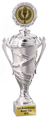 Die "Köln | 4-er Pokalserie 233 mm - 302 mm | Pokale Köln" bietet elegante silberne Trophäen mit verschnörkelten Griffen, goldenen Emblemen und weißen Sockeln - ideal für jede Trophäensammlung in Pokale Köln.