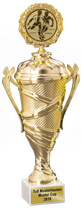 Goldener Pokal mit Deckel, geschwungenen Henkeln, Fußball-Emblem im Kranz und Marmorsockel mit Gravurplakette. Pokale München 4-er Pokalserie von POMEKI.